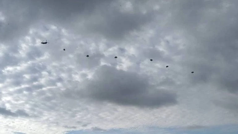 Κρήτη: Εντυπωσιακές εικόνες από τις ρίψεις αλεξιπτωτιστών